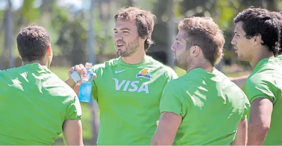  ?? DEL PODIO/SANZAAR ?? Mago. Juan Martín Hernández conversa con Tuculet, Cordero y Moroni durante el captain’s run realizado en el club Buenos Aires.