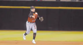  ??  ?? • Irving López en actividad de la temporada pasada con los Naranjeros.