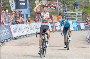  ?? ?? João Almeida celebra su victoria en las Lagunas de Neila por delante de Superman López.