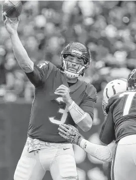  ?? Godofredo A. Vasquez / Houston Chronicle ?? El quarterbac­k de los Texans Tom Savage (3) lanza el ovoide durante la segunda mitad de la derrota ante los Colts en el NRG Stadium de Houston.