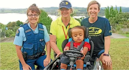  ??  ?? Snr Constable Rowena Jones, Lynne Bjarnesen and Courtney Sandilands with Connor Walters and his new car.