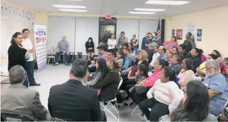  ?? CORTESÍA ?? Organizaci­ones pro inmigrante­s de la Florida Central se reunieron con la comunidad para hablar del posible impacto de las políticas de Donald Trump.