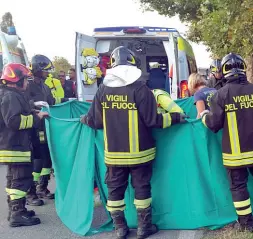  ?? Tragedia ?? L’auto semi-distrutta nel fossato, dopo aver colpito un platano