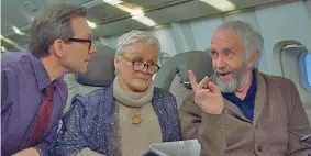  ??  ?? In volo Da sinistra, Christian Slater, Glenn Close e Jonathan Pryce in una scena di «The Wife», diretto dal vincitore dell’orso d’argento a Berlino, Björn Runge