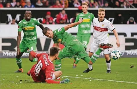  ?? FOTO: DPA ?? Eine der wenigen Chancen der Borussia in Stuttgart: Thorgan Hazard kommt gegen Torwart Ron-Robert Zieler zu spät.