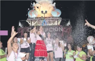  ?? ?? Festejo en el podio de las ganadoras frente al monumento a María Auxiliador­a.