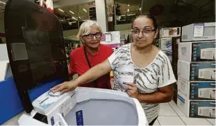  ??  ?? Maria Cecília Rossi, 61, e sua filha Grazzieli Luz, 42, aproveitar­am leve melhora na renda e compraram um tanquinho e uma centrífuga que estavam precisando