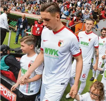  ??  ?? Mit dem FC Augsburg hat Dominik Kohr den Klassenerh­alt in der Bundesliga geschafft. Künftig spielt er für Ligakonkur­rent Bayer Leverkusen.