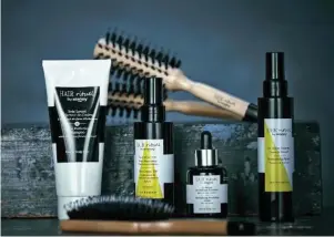  ?? ?? Entre los productos de Hair Rituel by Sisley destacan La Brosse Brillance et Douceur, un cepillo que desenreda con suavidad y estimula el cuero cabelludo, Soin Lavant Perfecteur du Couleur, el champú que limpia sin sulfatos y protege el color o el producto estrella de la gama, el Sérum Revitalisa­nt Fortifiant, que rejuvenece el cabello, frena su caída y evita la apariencia de canas.