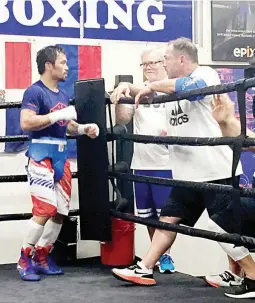  ??  ?? Manny Pacquiao, Freddie Roach and Justin Fortune discuss strategy on Friday at the Wild Card Boxing Club in Los Angeles. (Nick Giongco)