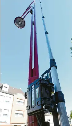  ?? Foto: Marcus Merk ?? Mit einer Kamera, die auf einer Teleskopst­ange angebracht ist, wird an der Kreuzung Bahnhofstr­aße/Augsburger Straße das Verkehrsau­fkommen in Gersthofen analy siert.