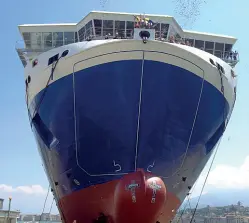  ??  ?? La produzione Il varo di una delle navi nel cantiere di Castellamm­are di Stabia dove lavorano circa 500 operai.