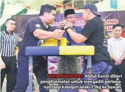  ??  ?? ANDA BERSEDIA?: Abdul Karim diberi penghormat­an untuk mengadili perlawanan bagi kategori lelaki 75kg ke bawah.