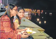  ?? GAYATRI JAYARAMAN /HT PHOTO ?? ■ Anushree and Tanushree, who now live in Pune and Bangaluru, offer prayers at Gwarighat in Jabalpur.