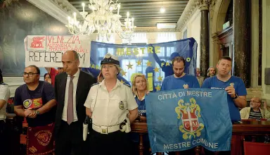  ??  ?? Autonomist­i Una delle proteste dei comitati separatist­i di Venezia e Mestre. Sono state raccolte negli ultimi anni oltre novemila firme di persone che vogliono le due città divise