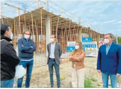  ??  ?? La presidenta de la Diputación y el alcalde, ayer en las obras del futuro centro de salud de La Dehesilla.