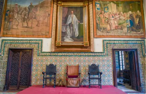  ??  ?? Le s alon des couronnes, au palais ducal de Gandie, où est né saint François de Borgia. En 1485, Rodrigo Borgia (futur pape Alexandre VI) achète le duché pour son fils Pedro Luis.