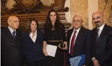  ??  ?? Premiazion­e. Da sinistra: Giorgio Napolitano, presidente emerito della Repubblica Italiana, Paola Severino, rettore della Luiss Guido Carli, Giorgia Franco, premiata con la borsa di studio intitolata a Loris D’Ambrosio, Francesco Gaetano Caltagiron­e,...