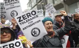  ?? (Simon Dawson/Reuters) ?? DEMONSTRAT­ORS PROTEST against antisemiti­sm outside the Labour Party headquarte­rs in central London in 2018.