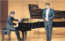  ?? FOTO: ROLAND RASEMANN ?? Patrick Grahl (Tenor) und Daniel Heide am Klavier treten in Schwarzenb­erg bei der Schubertia­de im Angelika-Kauffmann-Saal beim Liederaben­d „Die schöne Müllerin“, einem Liederzykl­us von Franz Schubert, auf.