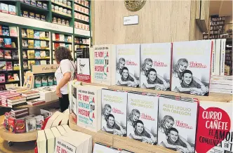  ?? CARLOS ALVAREZ / GETTY ?? Ejemplares del libro El chico de las musarañas en una librería.