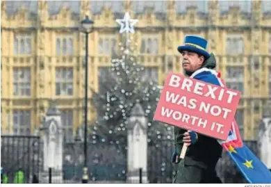  ?? ANDY RAIN / EFE ?? Un activista contra el ‘Brexit’ se manifiesta ante el Parlamento británico.