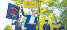  ?? FOTO: LEM ?? Röthardt hat jetzt ein ganz offizielle­s Ortsschild mit der Aufschrift „Staatlich anerkannte­r Ort mit Heilstolle­n-Kurbetrieb“.