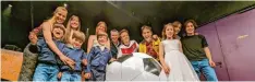  ?? Foto: Oliver Helmstädte­r ?? Zufriedene Gesichter nach einer gelungenen Premiere: Florian Zimmer mit dem Ballkünstl­er Paul Ponce und Familie sowie der Zauberküns­tler Collin mit Frau.