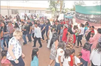  ??  ?? Comunidade­s indígenas de la zona urbana de Asunción, así como nativos venidos de Caaguazú y Presidente Hayes bailaron danzas nativas tradiciona­les durante el encuentro.