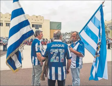  ?? FOTOS: GERARD FRANCO ?? Las calles de Blanes se vistieron de blanquiazu­l para celebrar el Aplec. Los ‘embajadore­s’ pericos Rafa Marañón, Iñaki Pérez y Diego Orejuela no faltaron a la gran cita