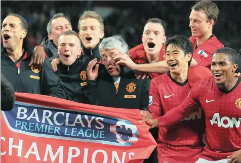  ?? PICTURE: GETTY IMAGES ?? CHAMPIONS AGAIN: Manchester United players and coaching staff celebrate the club’s 20th league title after they beat Aston Villa at Old Trafford last night.