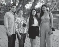  ??  ?? > Miguel Ángel González, Elizabeth Espino, Hannia González y Lorena Zataráin.