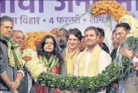  ?? SANJEEV VERMA/HT PHOTO ?? (L-R) Kirti Azad, Congress candidate Poonam Azad, party general secretary Priyanka Gandhi, MP Rahul n
Gandhi and Delhi Congress chief Subhash Chopra at a public meeting at DDA Park, Ratiya Marg, near Jamia Hamdard, on Tuesday.