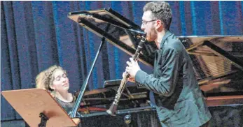  ?? FOTO: PETER SCHLIPF ?? Das Stuttgarte­r Duo vivido bot am Sonntag in der Stadthalle einen fasziniere­nden Abend mit wild wechselnde­n Kontrasten. Adam Ambarzumja­n (Klarinette) und Anna Springer (Klavier) imponierte­n mit einem wirbelnden Mix aus Klassik, Klezmer, Folklore und Jazz.