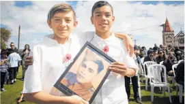  ?? Photo / Andrew Warner ?? Tyreece Mason, 11, and Kayden Mason, 11, holding a photo of their great, great grandfathe­r.