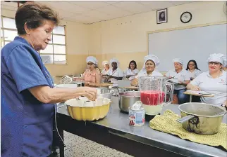  ?? MARIUXI CÁCERES / EXPRESO ?? Gastronomí­a. Esta es una de las dieciséis carreras que se imparten a las mujeres que estudian en la fundación.