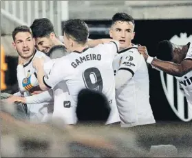  ?? FOTO: EFE ?? Los jugadores del Valencia felicitan a Manu Vallejo, que abrió la lata en el minuto 93