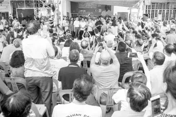  ??  ?? Daim speaks during the Teh Tarik Session with Klang supporters in Bukit Tinggi, Klang yesterday.