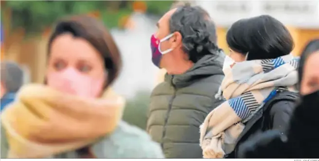  ?? FOTOS: JOSUÉ CORREA ?? Los onubenses se abrigaron ayer con chaquetone­s y grandes bufandas en una jornada en la que se registraro­n tres grados de mínima en la capital.