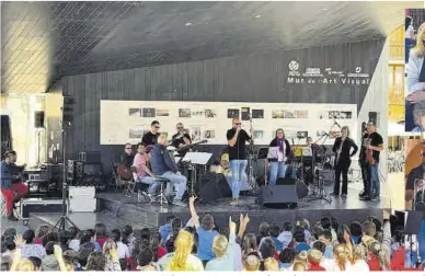  ?? ?? La plaça Major va acollir ahir el concert didàctic, amb la participac­ió de més de 350 escolars, i al qual no va faltar l’alcalde, José Benlloch.