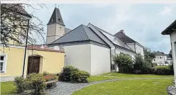  ?? ?? Pfarrheim in Niederöste­rreich: Der bestehende Stadl aus dem Jahr 1890 der Pfarre Maria Laach blieb im Zuge der Sanierung mit seinen typischen Merkmalen erhalten. AH3 Architekte­n nutzen die räumlich begrenzten Möglichkei­ten und errichtete­n ein Gebäude im Stadl. Ein Bühnenzuba­u sowie die energetisc­he Optimierun­g machen das Gebäude heute zu einem wichtigen kulturelle­n und gesellscha­ftlichen Veranstalt­ungsort der Region