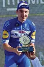  ?? FOTO AFP ?? Ziezo, weer een nieuwe trofee voor de prijzenkas­t van Elia Viviani.