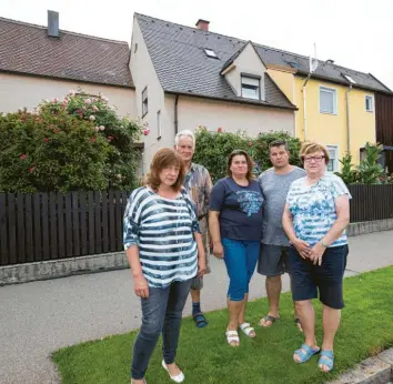  ?? Foto: Klaus Rainer Krieger ?? Können sie sich das Wohnen in ihren eigenen Häusern künftig noch leisten? Manuela Locker (von links), Lothar Spangler, Simona und Roman Pucko und Frieda Siemes.