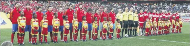  ??  ?? MAL COMIENZO, EXTRAORDIN­ARIO FINAL. Las seleccione­s de España y Suiza antes del partido del 16 de junio de 2010 en Durban. Lo perdió España, luego ganó el Mundial.