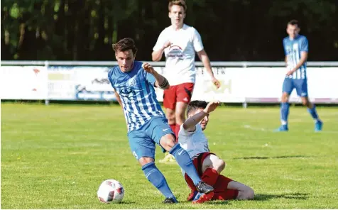  ?? Foto: Szilvia Izsó ?? Durch einige gute Möglichkei­ten hätte Donaumünst­er (mit Andres Funk, vorne in Blau) gegen Offingen locker gewinnen können. Doch das Tor schien am Sonntag wie zuge nagelt.