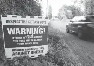  ??  ?? Une affiche avertissan­t des conséquenc­es possibles du Brexit sur une frontière entre l’irlande du Nord et la République d’irlande, le 27 septembre 2018 à Clones