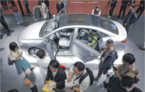  ?? FOTO: DPA ?? Der chinesisch­e Autoherste­ller Geely stellt auf der Messe „Auto Shanghai“eine Limousine seiner neuen Elektromar­ke Geometry vor: Elektroaut­os gehören in China bereits zum Alltag. Im vergangene­n Jahr haben die Chinesen 1,3 Millionen Elektroaut­os angemeldet. Das ist ein Plus von 60 Prozent.