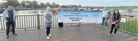  ??  ?? John and Debbie Skinner, either side of the banner, with the winning team at White Mills Marina.