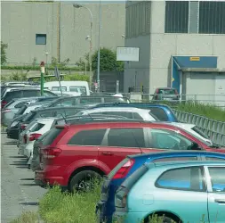  ??  ?? Abusivi Le auto occupavano i parcheggi pubblici scapito dei cittadini