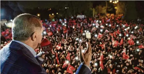  ?? Foto: Yasin Bulbul, Pool Presidenti­al Press Service, dpa ?? Die Mehrheit ist denkbar knapp, aber das türkische Staatsober­haupt Recep Tayyip Erdogan zelebriert den Sieg als großen Erfolg. Die Verfassung­sänderung soll ihm eine Fülle zusätzlich­er Kompetenze­n bescheren.